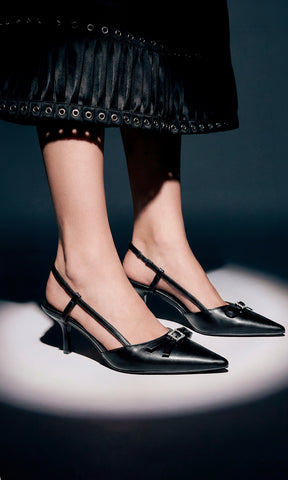LUCIE CHICA USA VESTIDO NEGRO CON DETALLES DE OJILLOS Y ZAPATILLAS DESTALONADAS CON TACON BAJO PARA VERSE FASHION EN EVENTOS SOCIALES 