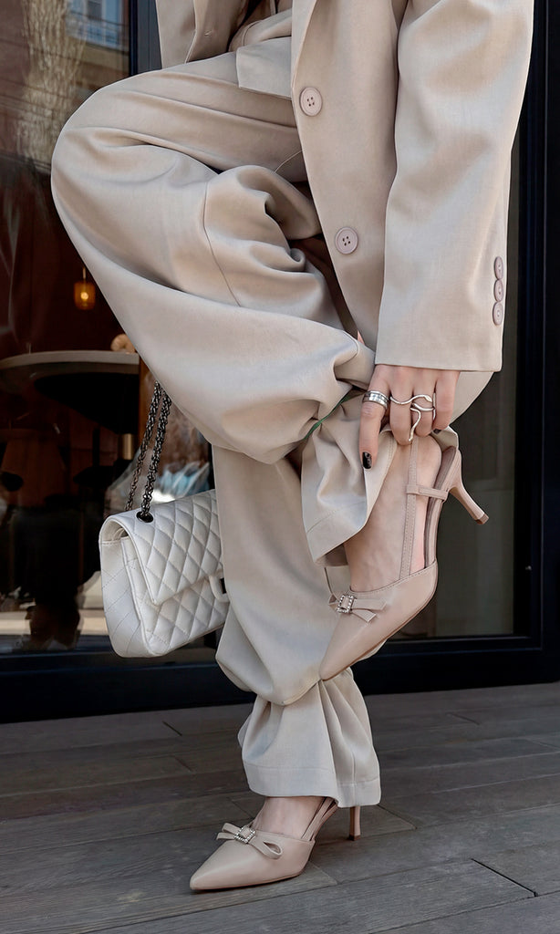 LUCIE OUTFIT PARA IR A TRABAJAR COMBINANDO TRAJE SASTRE COLOR ARENA Y ZAPATILLAS POINTY SLINGBACK DE TACON BAJO CON BOLSO BLANCO 