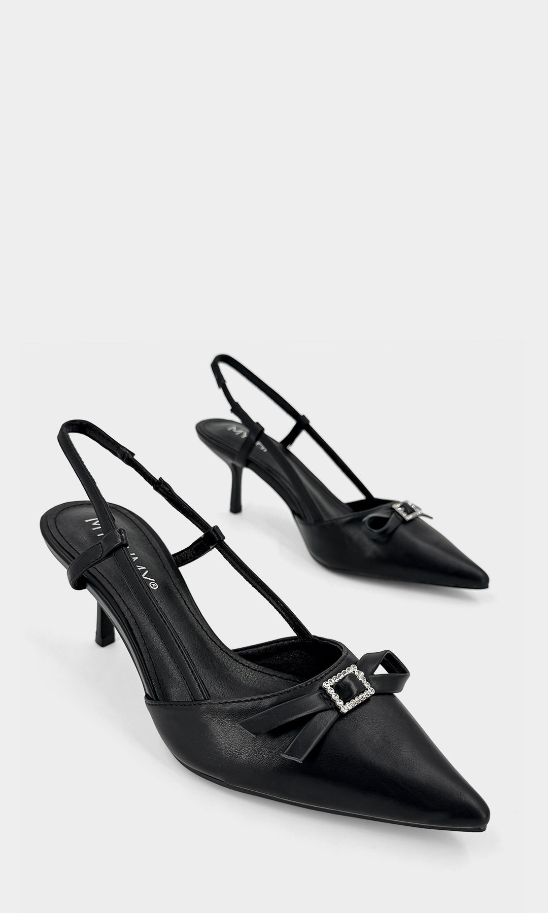 LUCIE ZAPATILLAS NEGRAS ACABADO DE VINIPIEL CON DETALLE DE HEBILLA PEQUEÑA EN MOÑO AL FRENTE Y TACON DELGADO DE 7 CM CON STRAP DELGADO EN TALON 