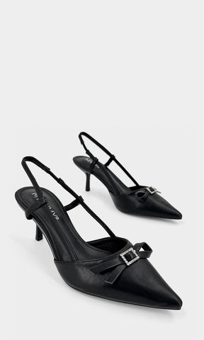 LUCIE ZAPATILLAS NEGRAS ACABADO DE VINIPIEL CON DETALLE DE HEBILLA PEQUEÑA EN MOÑO AL FRENTE Y TACON DELGADO DE 7 CM CON STRAP DELGADO EN TALON 