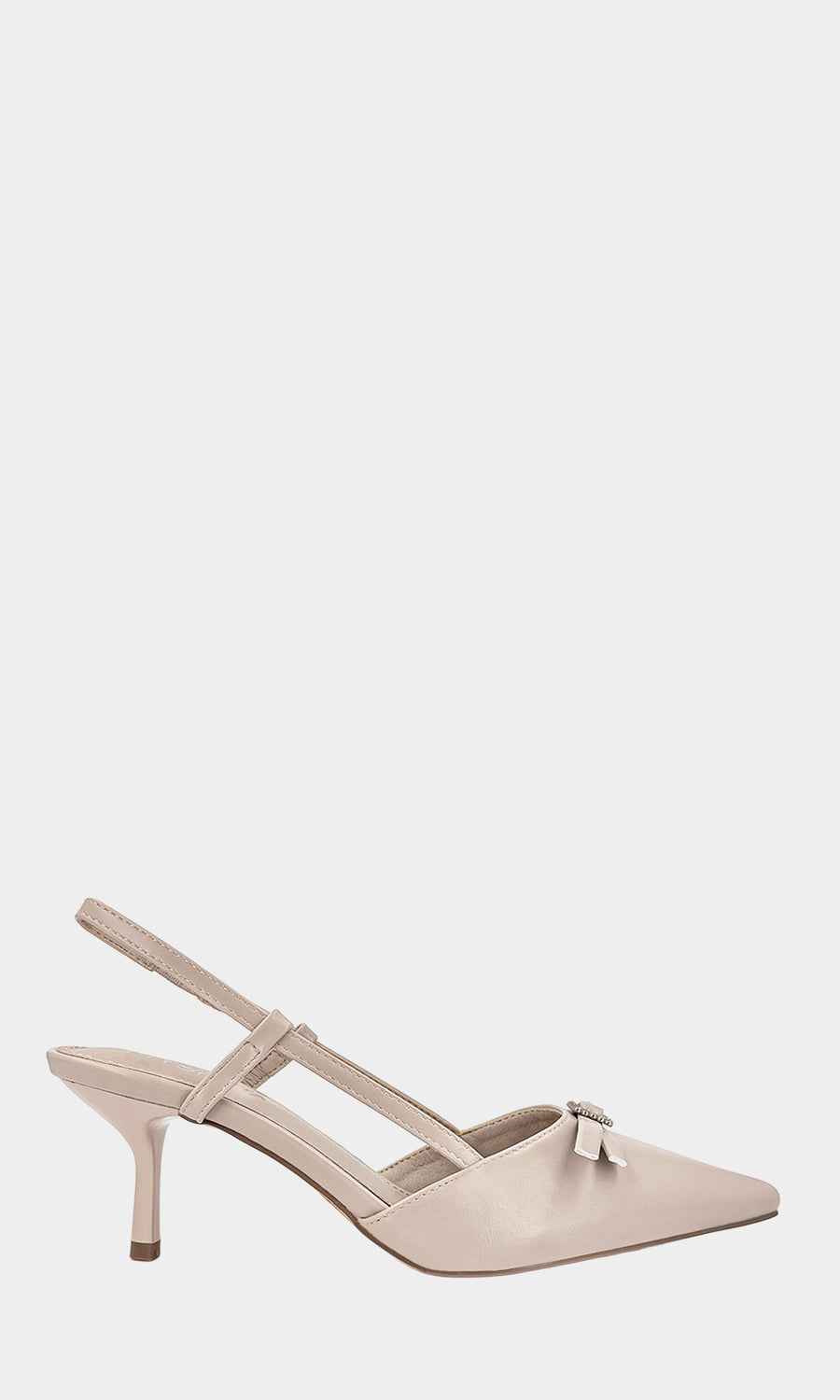 LUCIE OUTFIT PARA IR A TRABAJAR COMBINANDO TRAJE SASTRE COLOR ARENA Y ZAPATILLAS POINTY SLINGBACK DE TACON BAJO CON BOLSO BLANCO 