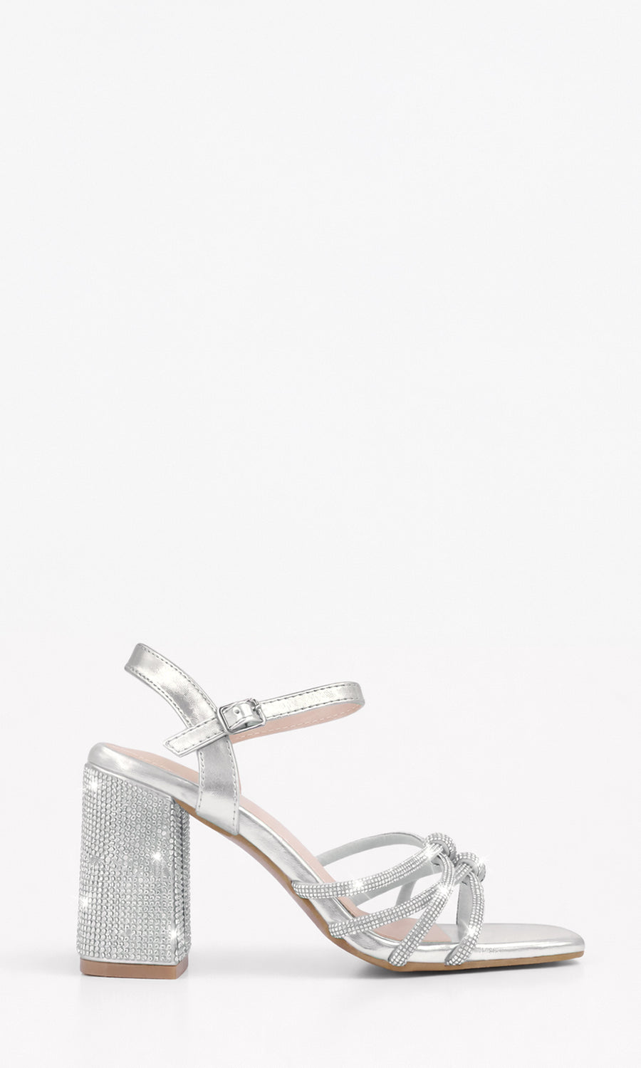 LYSA LOOK DE NOCHE PARA USAR EN EVENTOS SOCIALES DE SALON COMBINANDO VESTIDO LARGO COLOR NEGRO Y ZAPATILLAS PLATEADAS DE BRILLOS