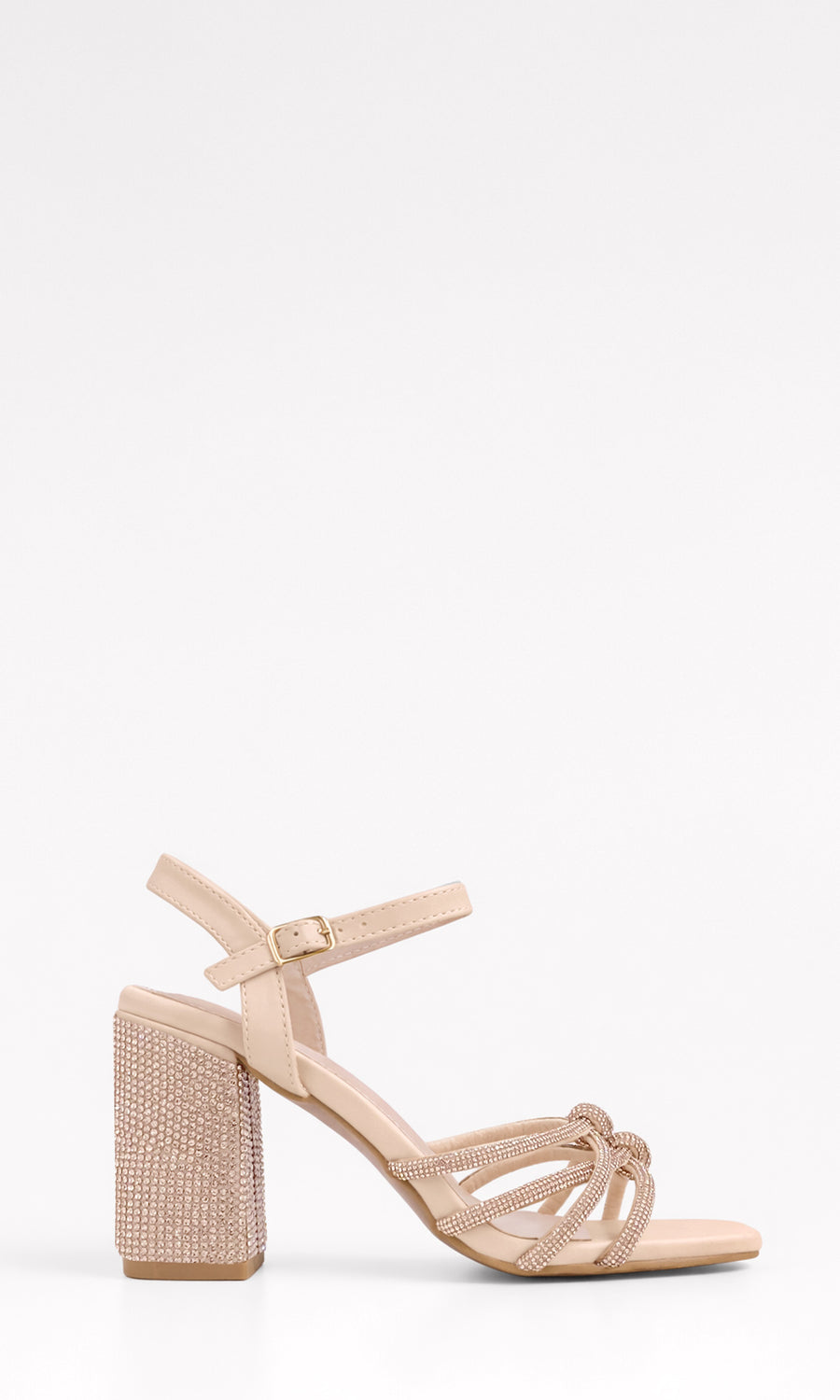 LYSA MODELO POSA EN SILLON ZAPATILLAS COLOR NUDE DE BRILLOS CON VESTIDO ROJO DRAPEADO PARA VERSE FASHION Y EN TENDENCIA