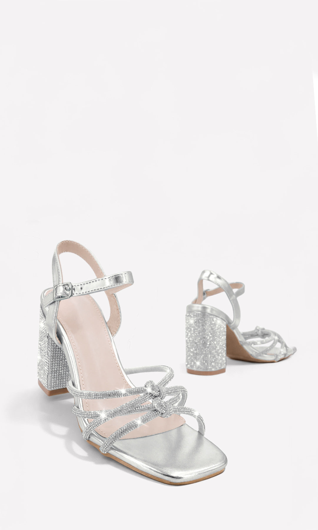 LYSA ZAPATILLAS PLATEADAS DE CUERO SINTETICO METALICO CON BRILLOS EN TACON CUADRADO DE 8 CM Y HEBILLA DORADA EN PULSERA TOBILLERA PARA MUJER 