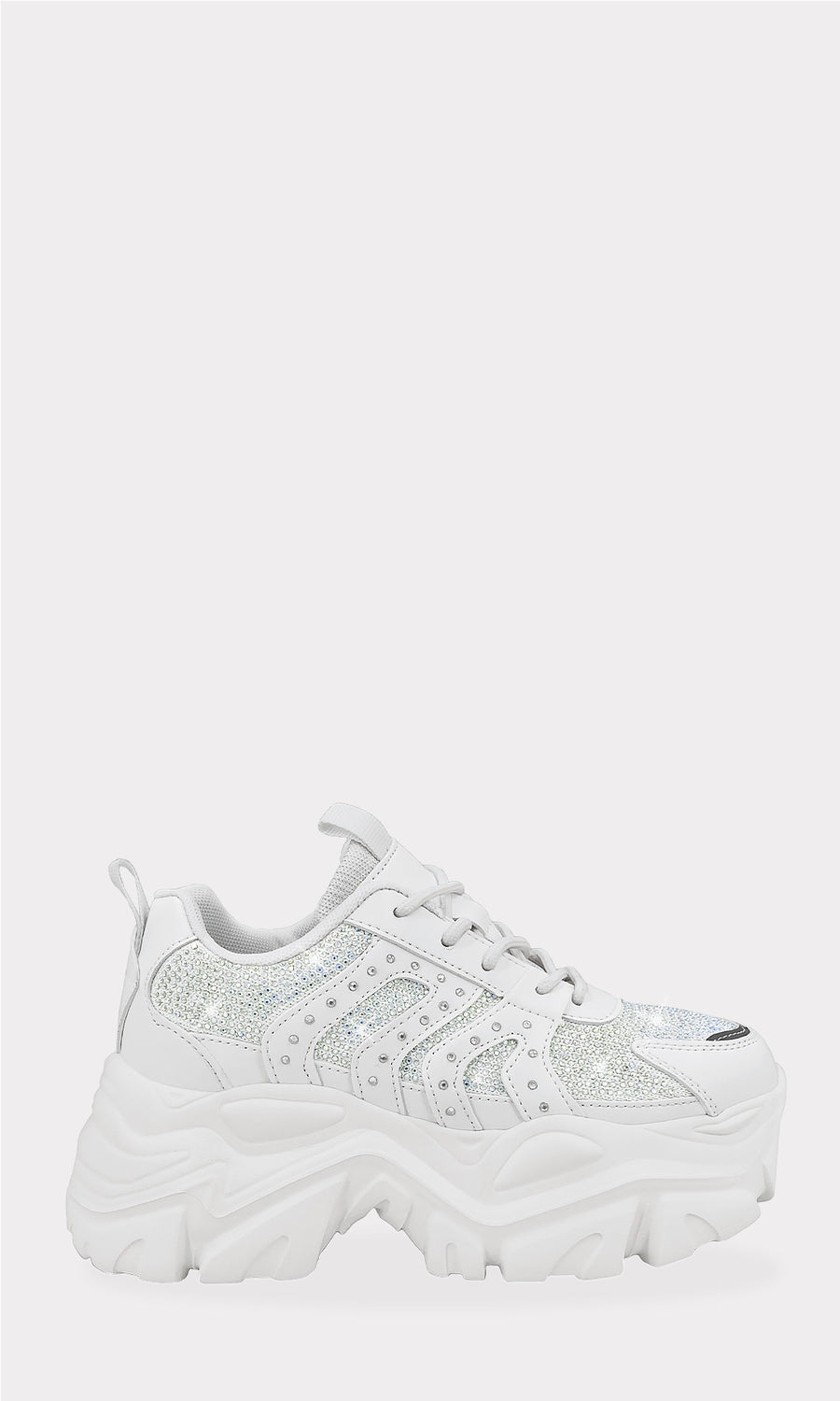 MAEVE LOOK PARA DIAS FRIOS USANDO TENIS BLANCOS DE PLATAFORMA CON FALDA SKORT DE MEZCLILLA Y SUETER GRIS CON JOYERIA MINIMALISTA