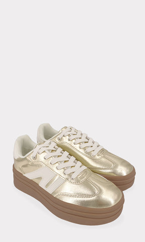 MAGALY SNEAKERS DORADOS CON AGUJETA TEXTIL SOBRE EL EMPEINE DE PLATAFORMA DE 4.5 CM HECHOS EN VINIPIEL METALICA Y DETALLES DE VINIPIEL PARA CHICA 