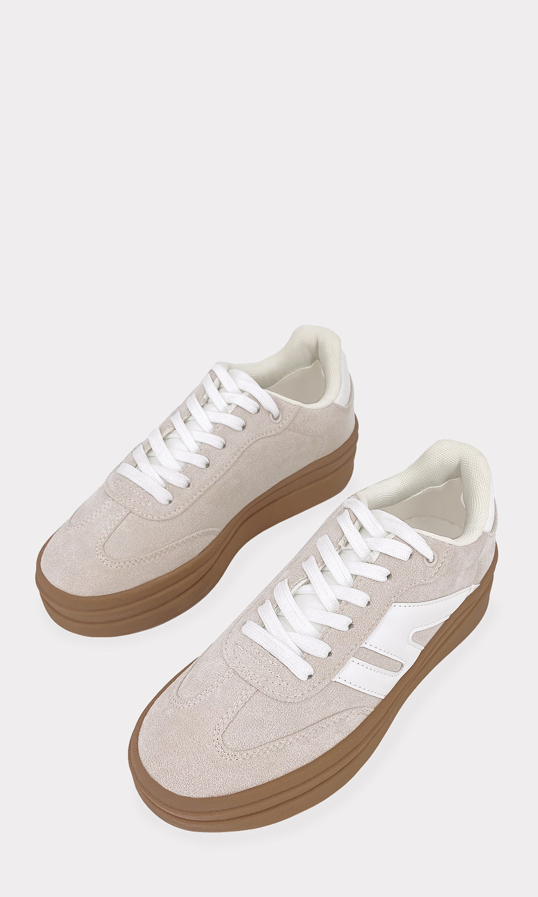 MAGALY TENIS NUDE CON PUNTA ALMENDRADA CONFECCIONADOS EN GAMUZA CON DETALLES DE VINIPIEL Y AGUJETA TEXTIL AJUSTABLE PARA MUJER FASHION
