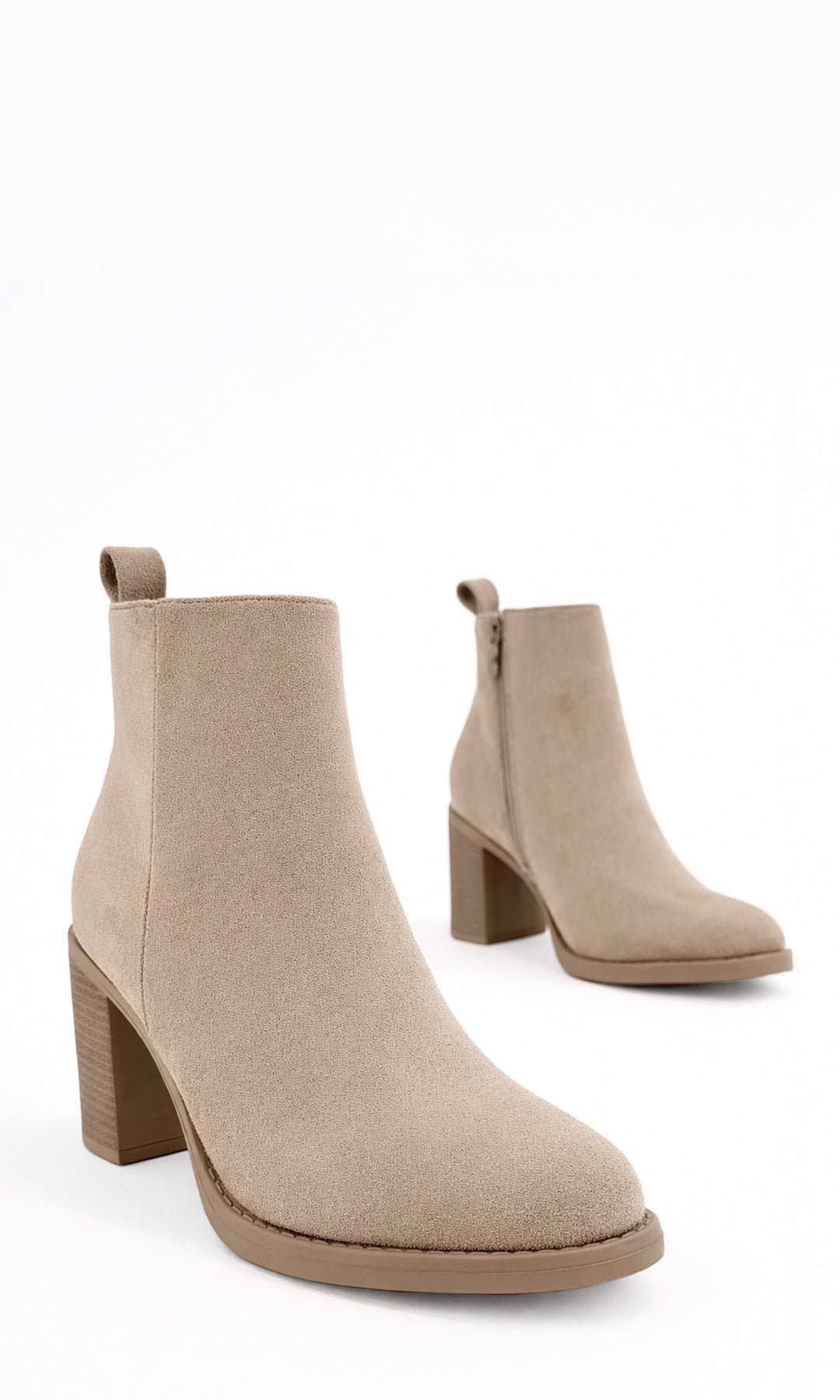 MAPLE BOTAS CORTAS TAUPE EN GAMUZA CON TACÓN ALTO 8 CM ESTILO CASUAL SOFISTICADO PARA MUJER