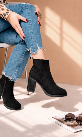 MAPLE BOTINES NEGROS DE GAMUZA PARA COMBINAR Y LUCIR CASUAL-CHIC CON PANTALONES DE MEZCLILLA A JUEGO DE BLUSA ANIMAL PRINT 