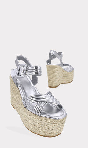 MARCY ALPARGATAS ABIERTAS COLOR PLATA CON DOS STRAPS CRUZADOS ARRIBA DE LOS DEDOS Y CINTA TALONERA CON TACON WEDGE DE 11 CM PARA MUJER