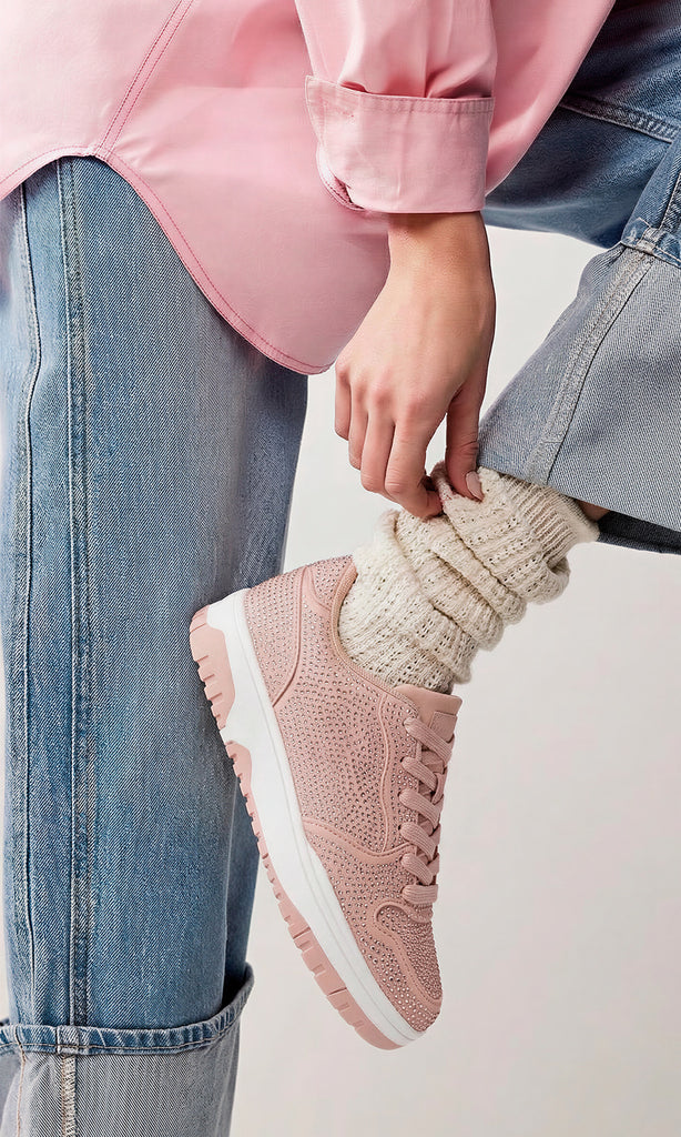 MARISELLE CHICA COMBINA TENIS ROSAS DE BRILLOS CON CALCETAS BLANCAS MIENTRAS LUCE JEANS DOBLADOS CON CAMISA OVERSIZE PARA VERSE CHIC