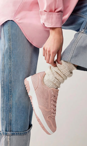 MARISELLE CHICA COMBINA TENIS ROSAS DE BRILLOS CON CALCETAS BLANCAS MIENTRAS LUCE JEANS DOBLADOS CON CAMISA OVERSIZE PARA VERSE CHIC