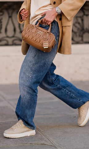 MARISELLE CÓMO COMBINAR SNEAKERS COLOR NUDE DE BRILLOS CON JEANS Y BLAZER COLOR ARENA ENCIMA DE T-SHIRT BLANCA PARA LUCIR TRENDY