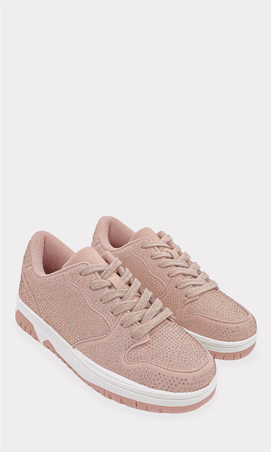 MARISELLE MODELO POSA SOBRE PISO TENIS ROSAS CON BRILLOS COMBINADOS CON FALDA DE MEZCLILLA Y BLUSA DE MANGA LARGA ROSA FASHION