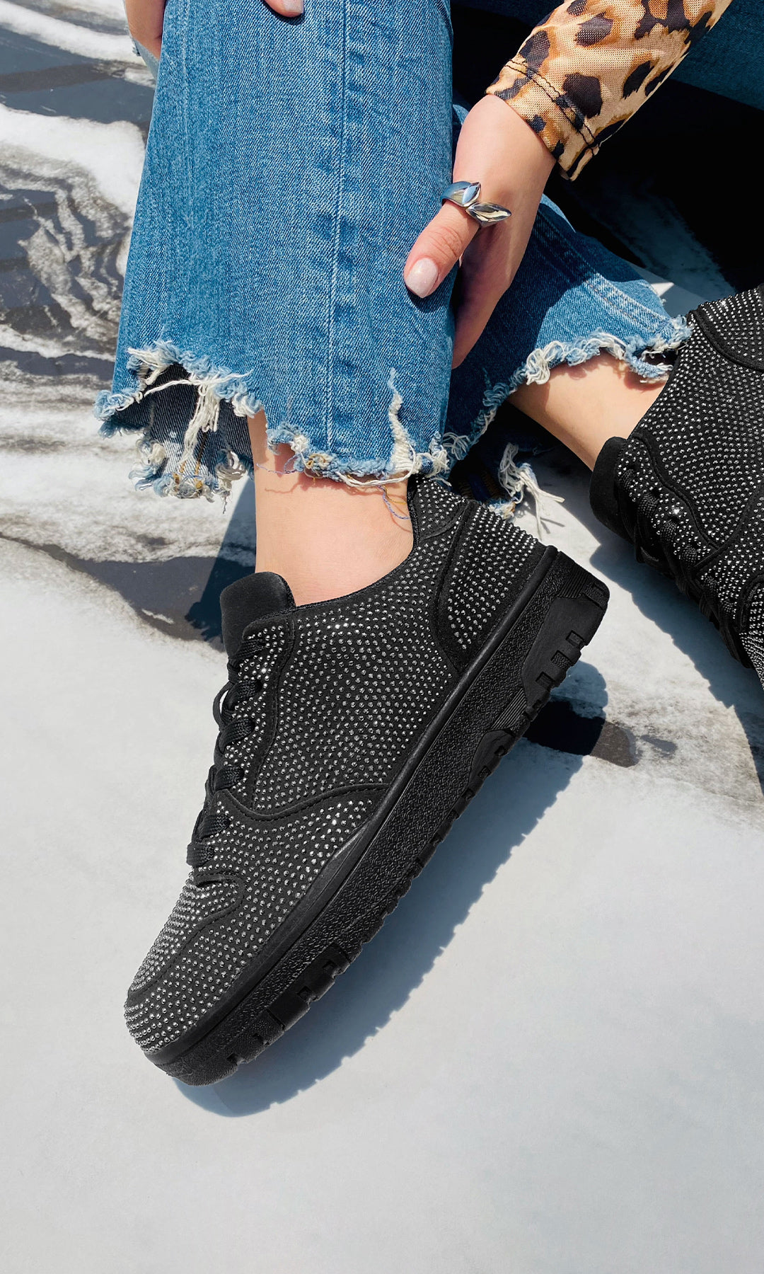 MARISELLE COMO VESTIR LOOK URBANO CON TENIS NEGROS DE BRILLOS Y PANTALON DE MEZCLILLA EN TENDENCIA PARA CHICA JUVENIL