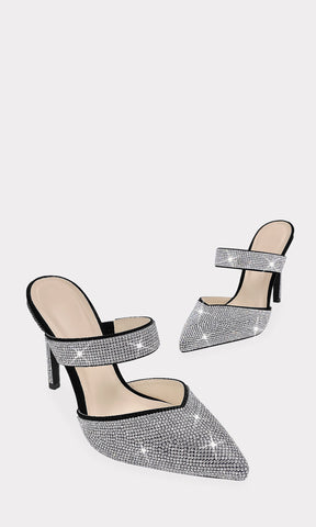 MARLENE MULES NEGRAS DE PUNTA CERRADA POINTY CUBIERTAS DE BRILLOS PLATA CON STRAP EN EMPEINE Y TACON DELGADO DE 10.5 CM PARA USAR EN SALON