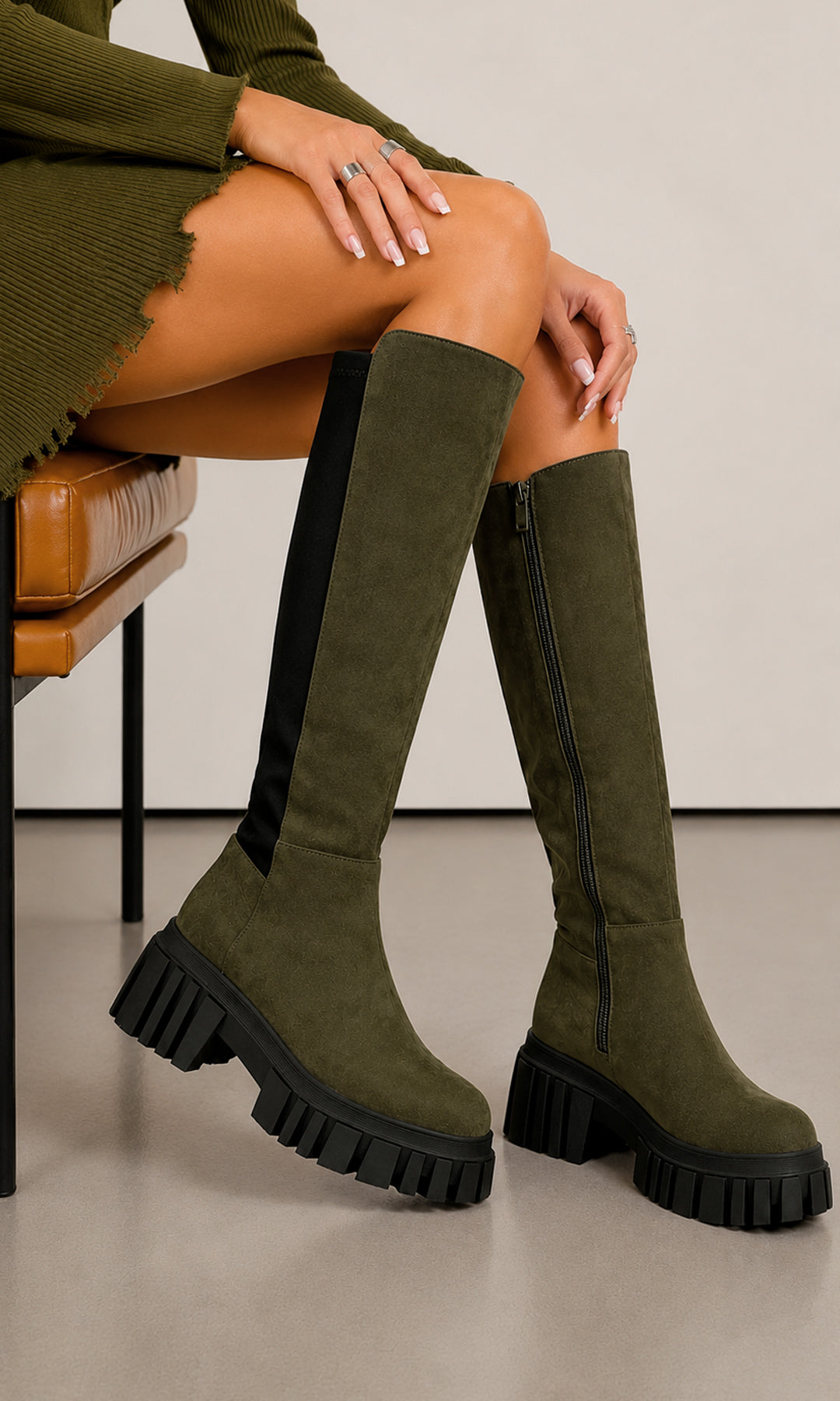 MAVELYN LOOK PARA USAR EN SALIDAS CASUALES CON AMIGAS LUCIENDO BOTAS COLOR VERDE OLIVO CON VESTIDO CORTO DEL MISMO TONO Y JOYERIA PLATEADA