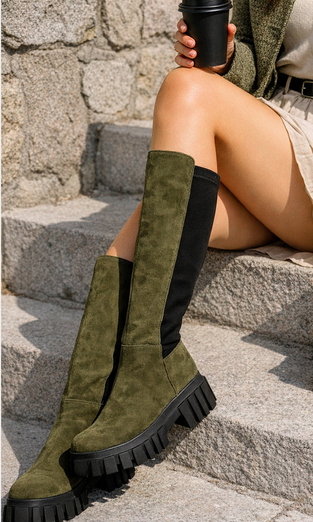 MAVELYN MODELO POSA SOBRE ESCALERAS BOTAS VERDE OLIVO DE GAMUZA ESTILO COMBATE CON FALDA BOHO CHIC Y ABRIGO ESTILO CHANEL PARA USAR DE DIA