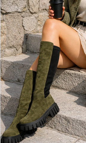 MAVELYN MODELO POSA SOBRE ESCALERAS BOTAS VERDE OLIVO DE GAMUZA ESTILO COMBATE CON FALDA BOHO CHIC Y ABRIGO ESTILO CHANEL PARA USAR DE DIA