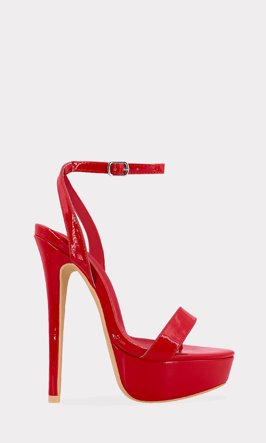 MAXINNE IT GIRL LLEVA PLATAFORMAS ROJAS DE CHAROL CON VESTIDO A JUEGO CREANDO UN LOOK ATREVIDO IDEAL PARA UNA NOCHE DE COPAS