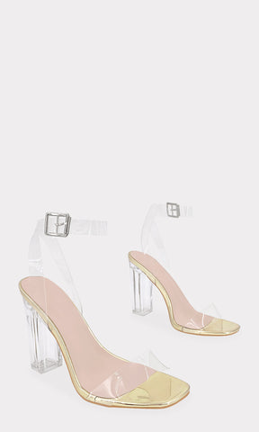 MAYRA ZAPATILLAS DORADAS DE CHAROL CON CINTA DELGADA DE MICA TRANSPARENTE Y HEBILLA PLATEADA EN PULSERA TOBILLERA PARA MUJER CON TACON DE 9.5 CM