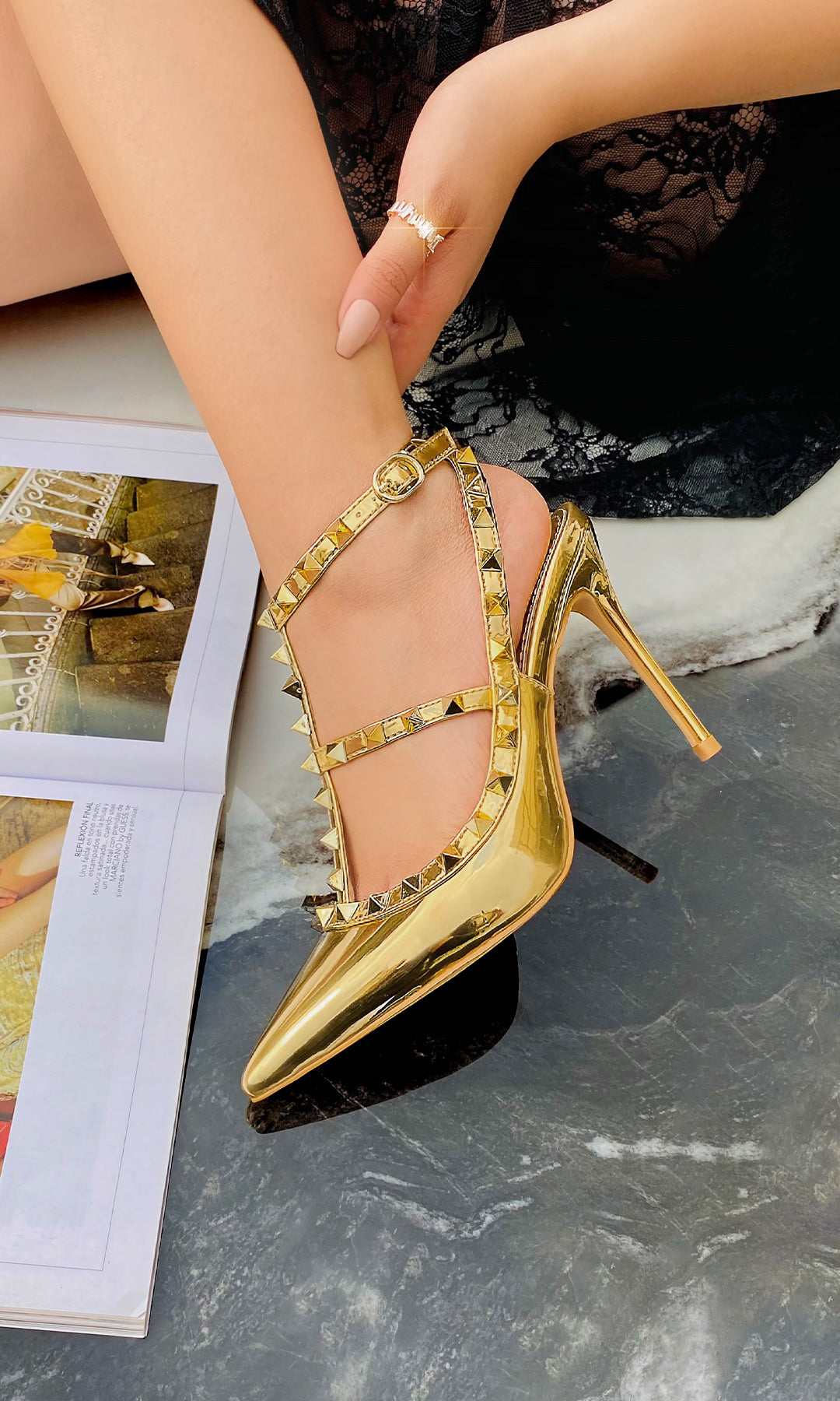 MELANIA ZAPATILLAS DORADAS CON ESTOPEROLES COMBINAR VESTIDO NEGRO CONFECCIONADO EN ENCAJE CON TRANSPARENCIAS PARA MUJER