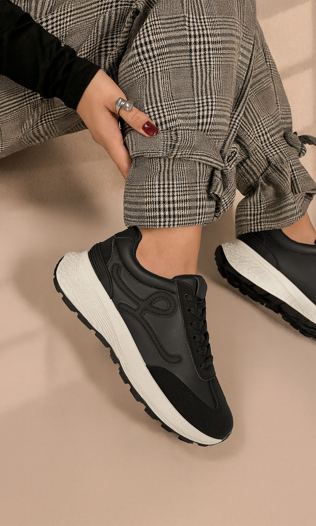 MELINE CHICA COMBINA TENIS NEGROS DE PLATAFORMA CON BLUSA DEL MISMO COLOR Y PANTALON GRIS CON ESTAMPADO DE CUADROS 