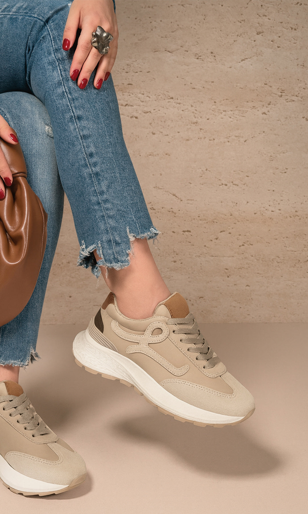 MELINE COMO COMBINAR TENIS CAMEL CON PANTALON SKINNY Y BLUSA BLANCA A JUEGO DE BOLSO CAFE PARA LUCIR CHIC EN DATES