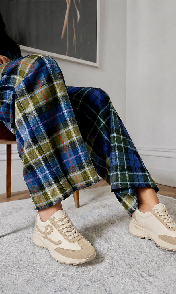 MELINE LOOK RELAJADO PARA USAR EN DIA DE FRIO COMBINANDO SNEAKERS NUDE CON PANTALON DE CUADROS Y SUETER NEGRO 