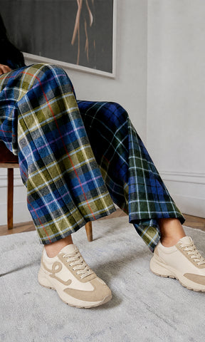 MELINE LOOK RELAJADO PARA USAR EN DIA DE FRIO COMBINANDO SNEAKERS NUDE CON PANTALON DE CUADROS Y SUETER NEGRO 