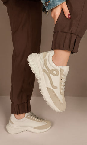 MELINE OUTFIT CASUAL COMBINANDO TENIS NUDE DE PLATAFORMA CHUNKY CON PANTALON CAFE Y CHAMARRA DE MEZCLILLA PARA VERSE FASHION