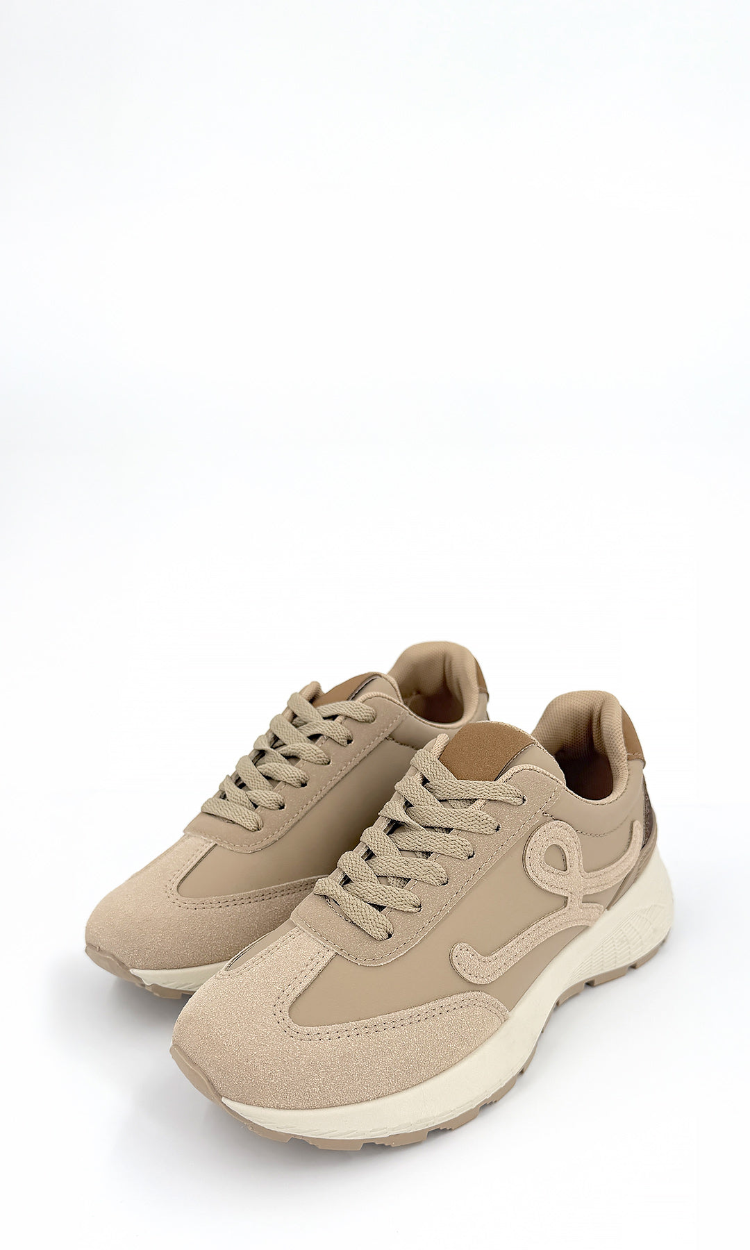 MELINE SNEAKERS COLOR CAMEL CONFECCIONADOS EN CUERO SINTETICO CON SUELA TIPO TRACK Y PLATAFORMA DE 2.5 CM CON PUNTA REDONDA PARA DAMA