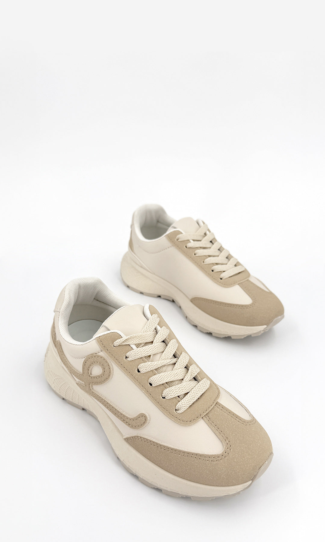 MELINE TENIS DEPORTIVOS PARA MUJER DE SUELA TRACK COLOR NUDE CON DETALLE A LOS COSTADOS Y TACON DE 5 CM CON AGUJETAS AJUSTABLES 