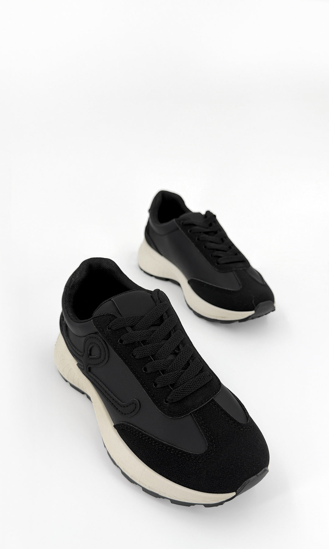 MELINE TENIS NEGROS ESTILO RETRO CON PLATAFORMA DE 2.5 CM CONFECCIONADOS EN CUERO SINTETICO Y TACON DE 5 CM CON AGUJETAS AJUSTABLES AL FRENTE