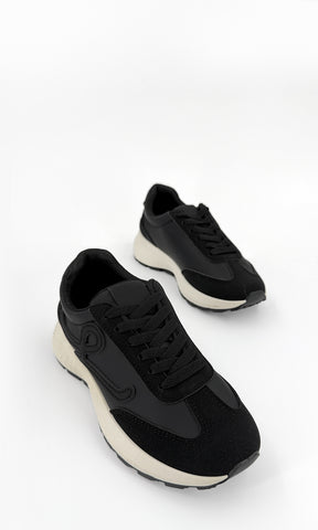 MELINE TENIS NEGROS ESTILO RETRO CON PLATAFORMA DE 2.5 CM CONFECCIONADOS EN CUERO SINTETICO Y TACON DE 5 CM CON AGUJETAS AJUSTABLES AL FRENTE