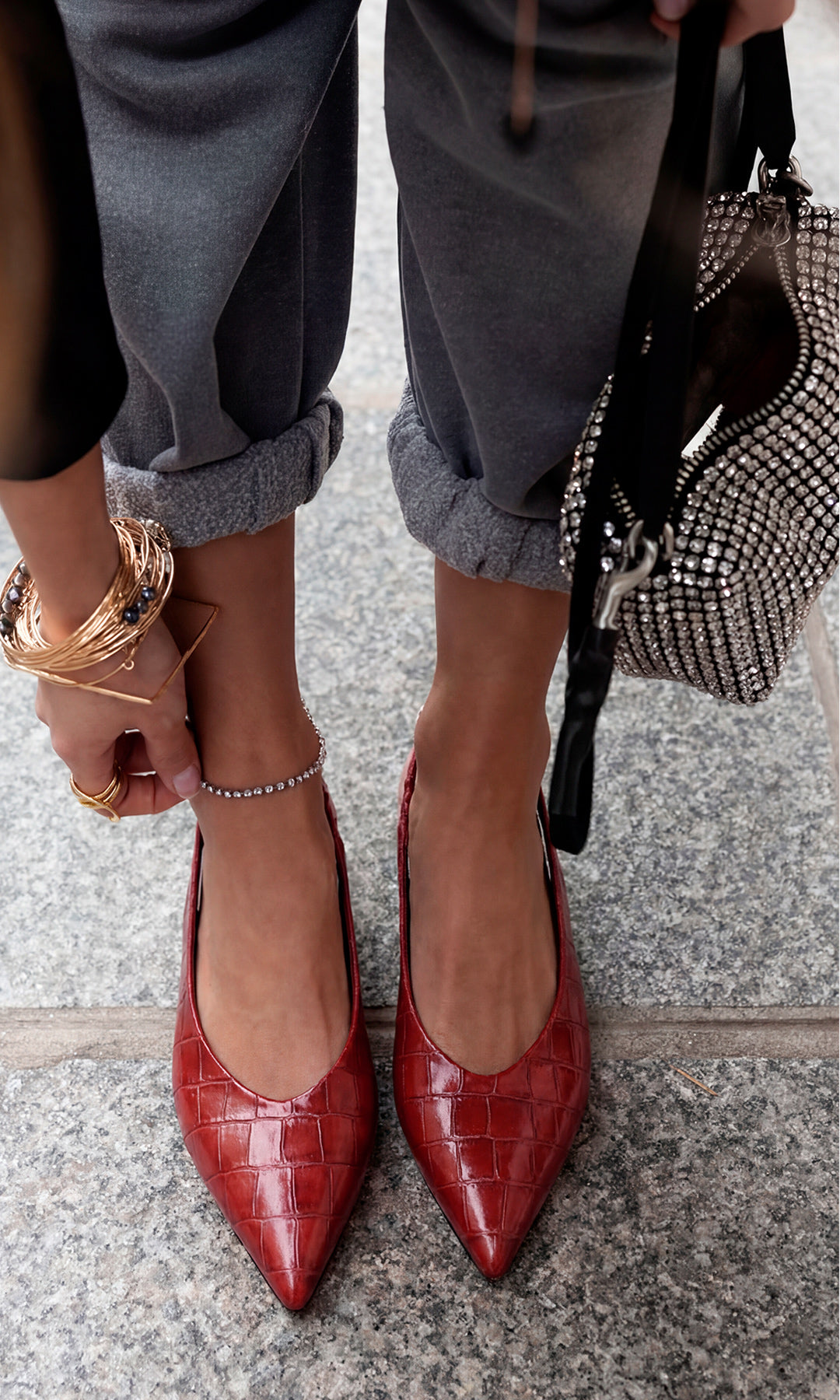 MELISSA FASHION LOOK PARA USAR EN DATES COMBINANDO PANTALON GRIS CON BLAZER CAFE A JUEGO DE BOLSO NEGRO CON BRILLOS Y FLATS COLOR VINO