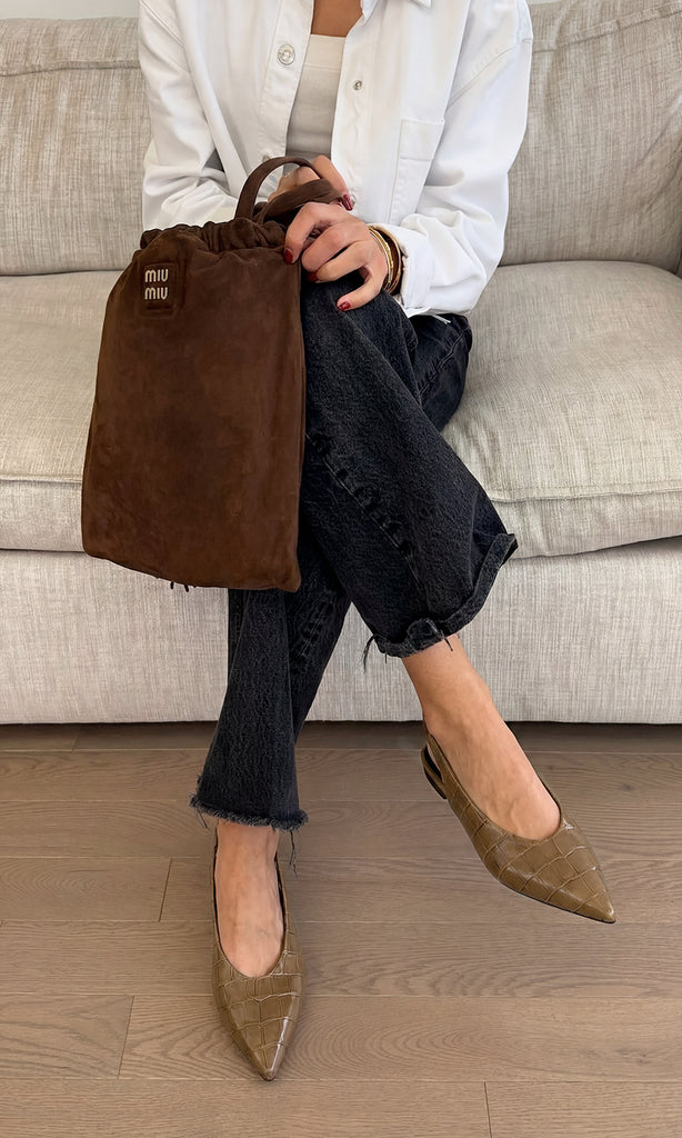 MELISSA LOOK CASUAL-CHIC COMBINANDO PANTALON NEGRO DE MEZCLILLA Y CHAMARRA DENIM BLANCA ENCIMA DE TOP CON FLATS COLOR TAUPE ACABADO CROC