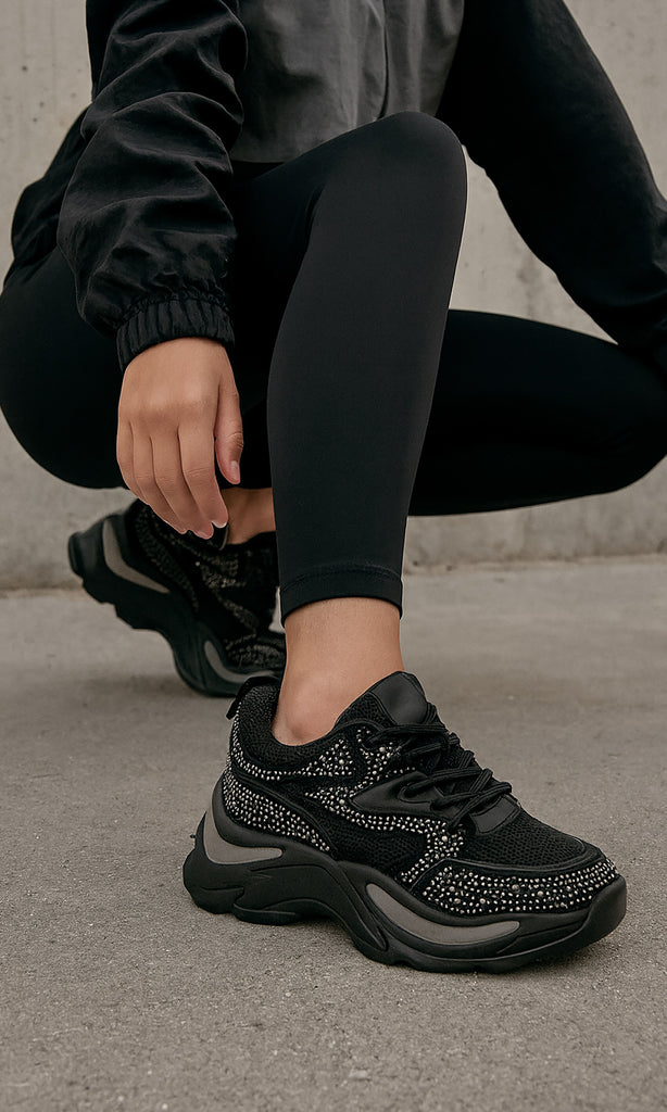 MELISSE LOOK PARA USAR EN EL GIMNASIO COMBINANDO CHAMARRA DEPORTIVA CON LEGGINS Y TENIS NEGROS DE PLATAFORMA