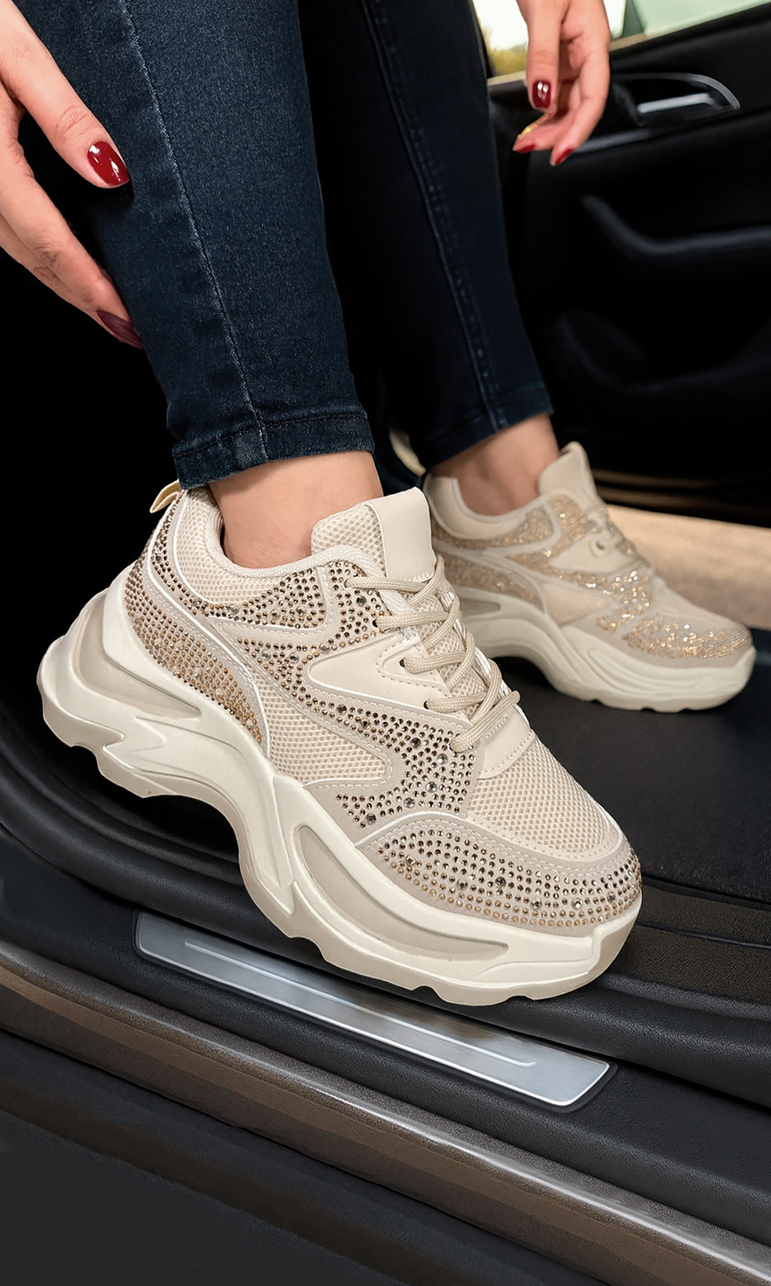 MELISSE MODELO POSA EN CAMIONETA SENTADA TENIS COLOR NUDE DE BRILLOS A JUEGO CON SKINNY JEANS Y T-SHIRT BLANCA PARA VERSE FASHION