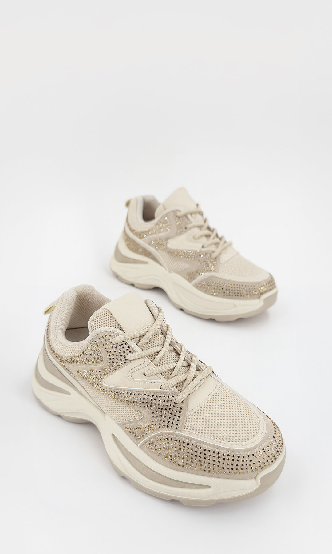 MELISSE SNEAKERS COLOR NUDE DE MODA PARA MUJER CONFECCIONADOS EN Y BRILLOS CON AGUJETAS CRUZADAS AL FRENTE 