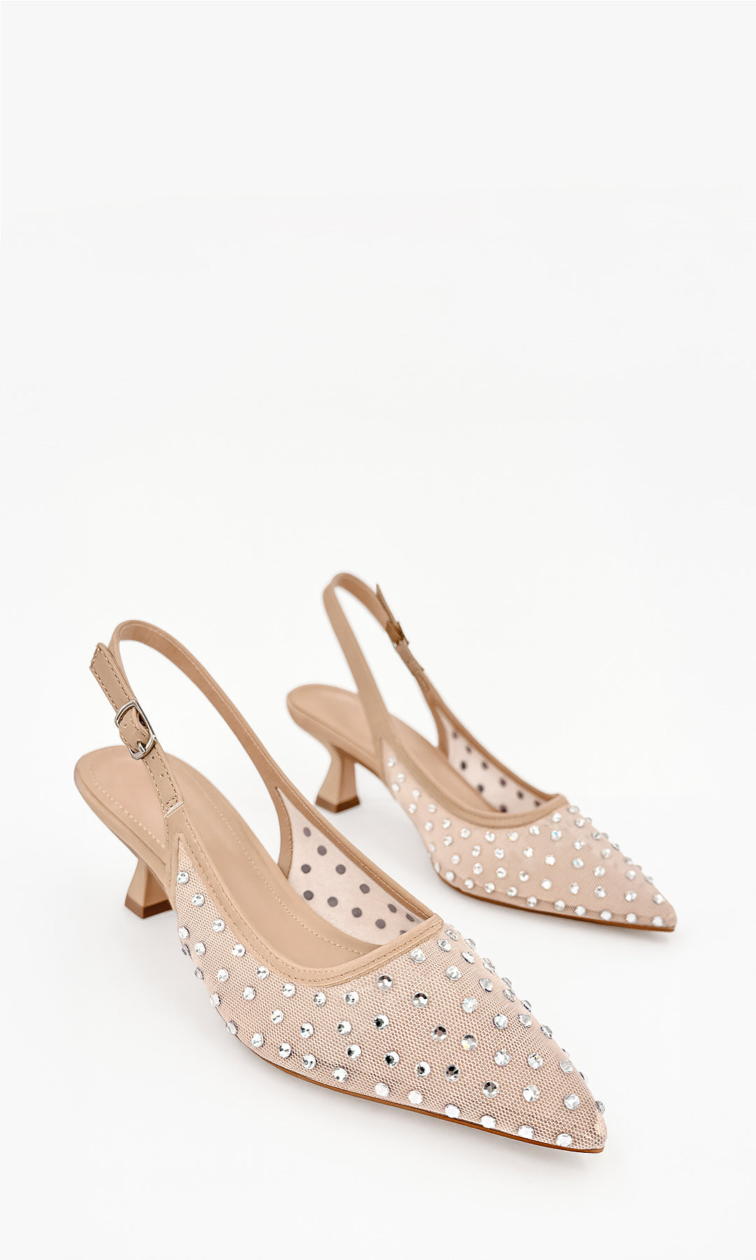 MELLOW ZAPATILLA CLÁSICA DE PUNTA CERRADA COLOR NUDE CON TACON BAJO 5.5 CM Y ACABADO DE CUERO SINTETICO CON BRILLOS PLATEADOS PARA USAR EN LOOKS DIARIOS