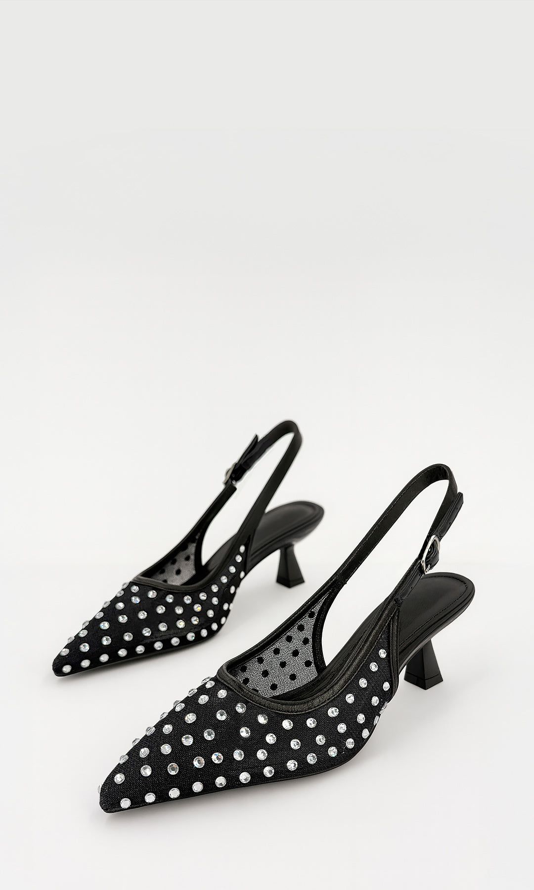 MELLOW ZAPATILLA NEGRA DESTALONADA DE TACÓN KITTEN 5.5 CM CON ACABADO MESH STRAPS DE VINIPIEL BRILLOS PLATEADOS EN PUNTA PARA CREAR LOOKS SOFISTICADOS 