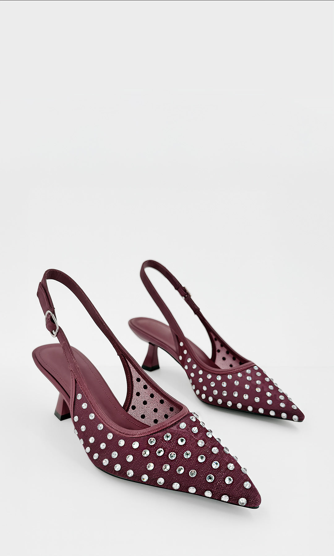 MELLOW ZAPATILLAS SLINGBACK COLOR VINO CON MESH Y STRAPS DE VINIPIEL BRILLOS EN TODO EL DISEÑO TACÓN DE 5.5 CM ESTILO FEMENINO IDEAL PARA FIESTA O SALIDA