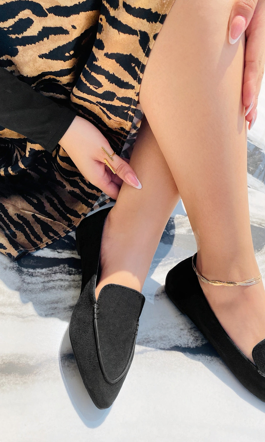 MELODY CHICA USA FALDA LARGA DE RAYAS CON BLUSA NEGRA Y MOCASINES PLANOS DEL MISMO COLOR PARA VERSE SOFISTICADA EN OFICINA