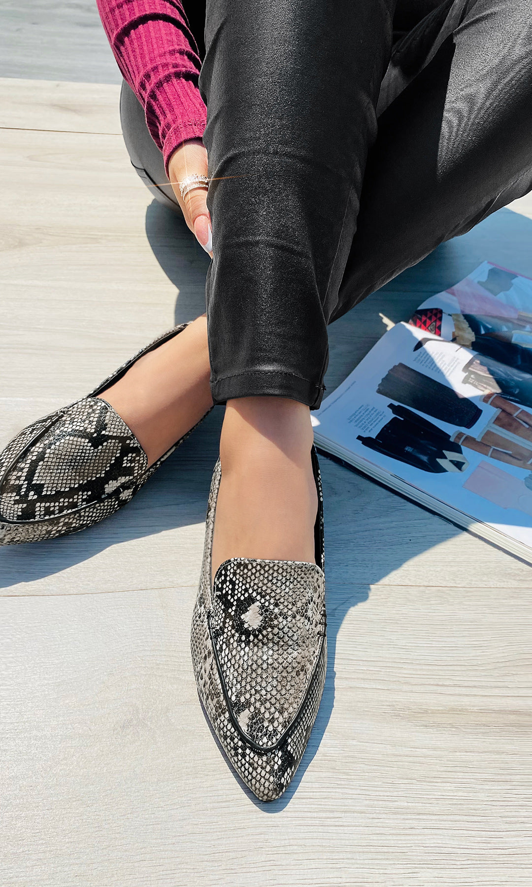 MELODY COMO COMBINAR MOCASINES SNAKE DE PISO CON PANTALON NEGRO ENTALLADO Y BLUSA VINO A JUEGO CON ANILLOS DE BRILLOS