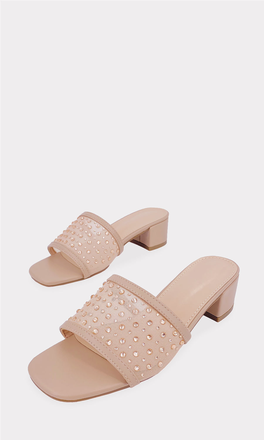 MEREDITH LOOK CASUAL CHIC PARA VERSE FASHION EN SALIDAS CON AMIGAS LUCIENDO ZAPATILLAS NUDE DE TACON KITTEN Y VESTIDO DE MANGA LARGA