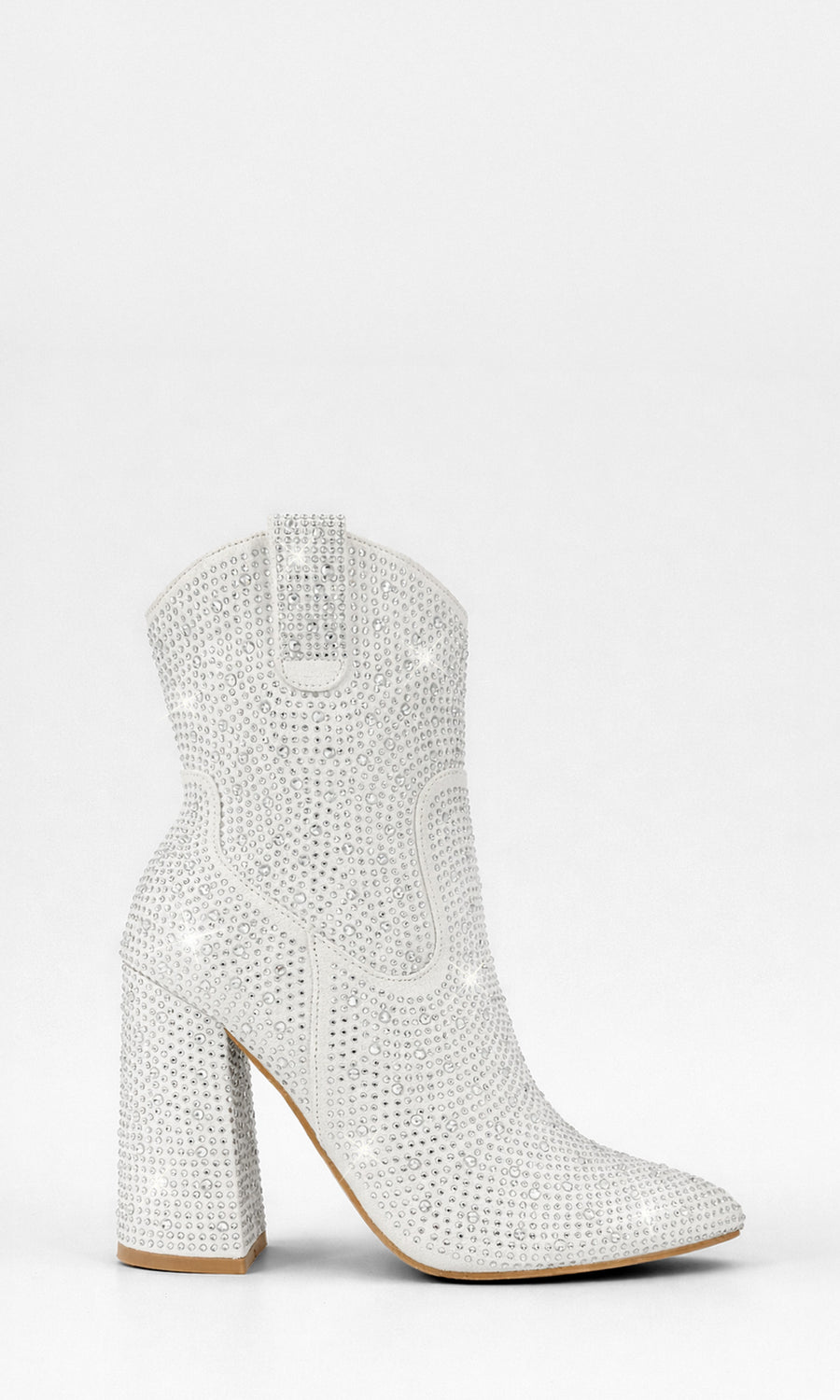 MILENKA CHICA USA BOTINES BLANCOS CON PEDRERIA PLATEADA COMBINADO CON PANTALON DE MEZCLILLA Y BLUSA DE MANGA LARGA GRIS VELVET