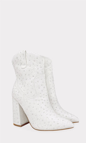 MILENKA BOTAS BLANCAS CONFECCIONADAS EN PERLAS AL FRENTE PARA USAR EN FIESTAS DE NOCHE CON CIERRE METALICO AL COSTADO Y TACON CUADRADO DE 10 CM 