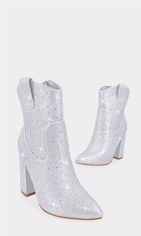 MILENKA BOTAS CORTAS COLOR PLATAS CON TERMINACION POINTY DE TACON ALTO DE 10 CM CONFECCIONADAS EN BRILLOS PARA USAR CON VESTIDOS DE NOCHE 