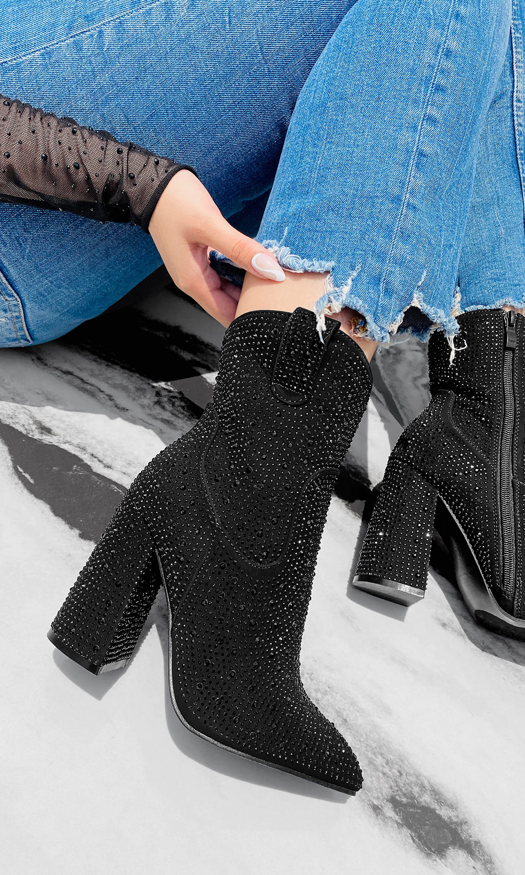 MILENKA BOTINES NEGROS CON BRILLOS COMBINADOS CON PANTALON DE MEZCLILLA Y BLUSA NEGRA DE MESH PARA LLEVAR A UNA PARTY CON AMIGAS
